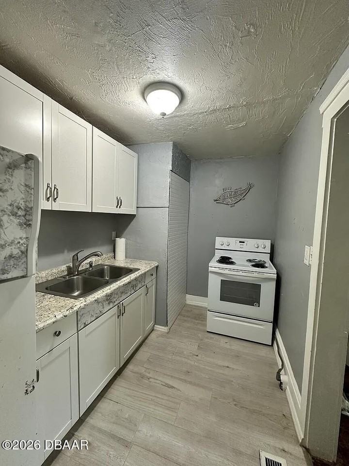 827 N Oleander Ave Apt 2 #2 - Photo 2 of 13