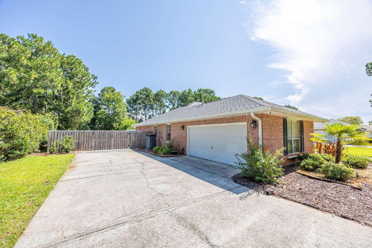 130 W Shipwreck Rd - Photo 4 of 50