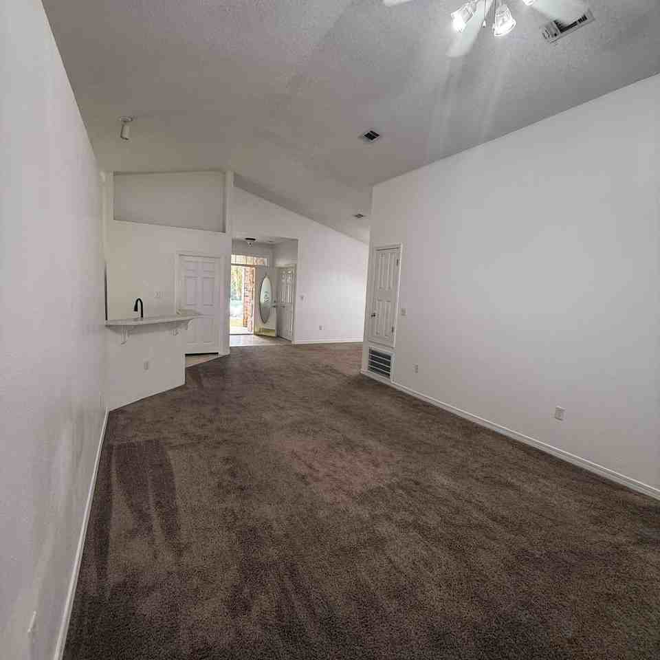 1022 Freeport Ct - Photo 6 of 13