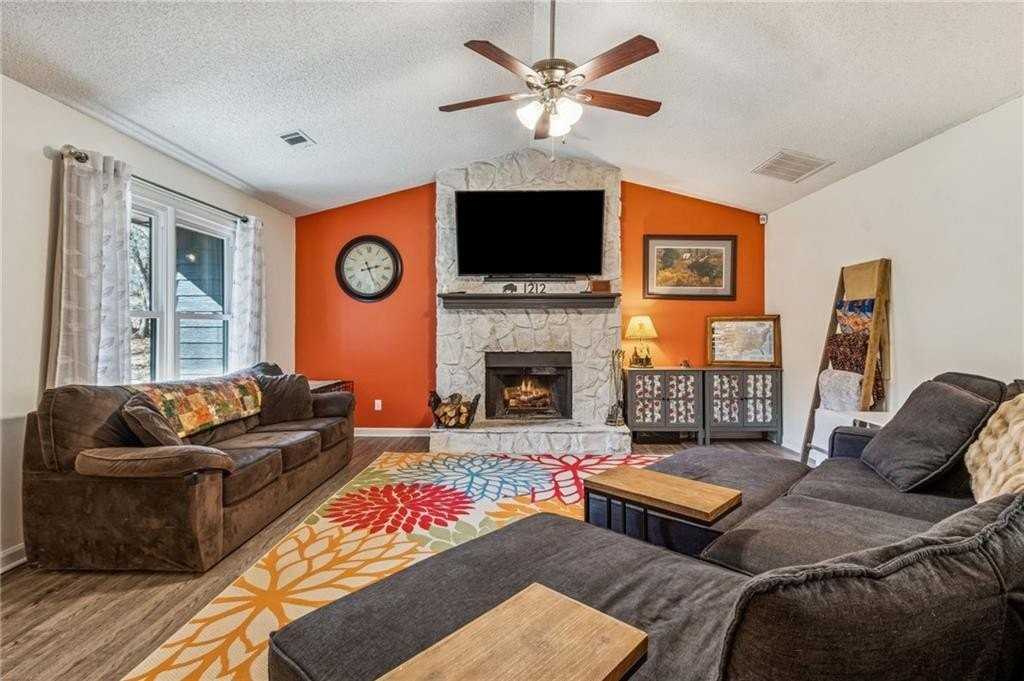 1212 Torrey Pl - Photo 3 of 26