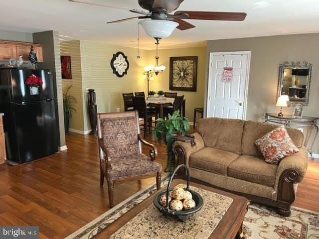 305 Redbud Ln - Photo 4 of 15