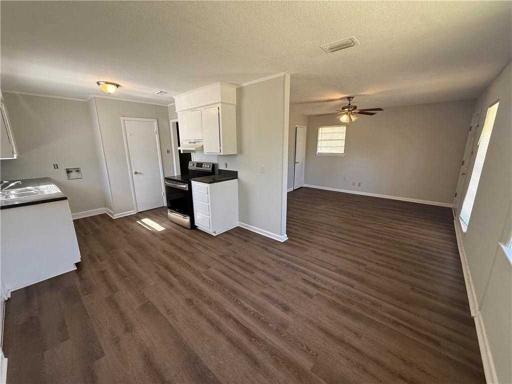 451 Erie St - Photo 4 of 10