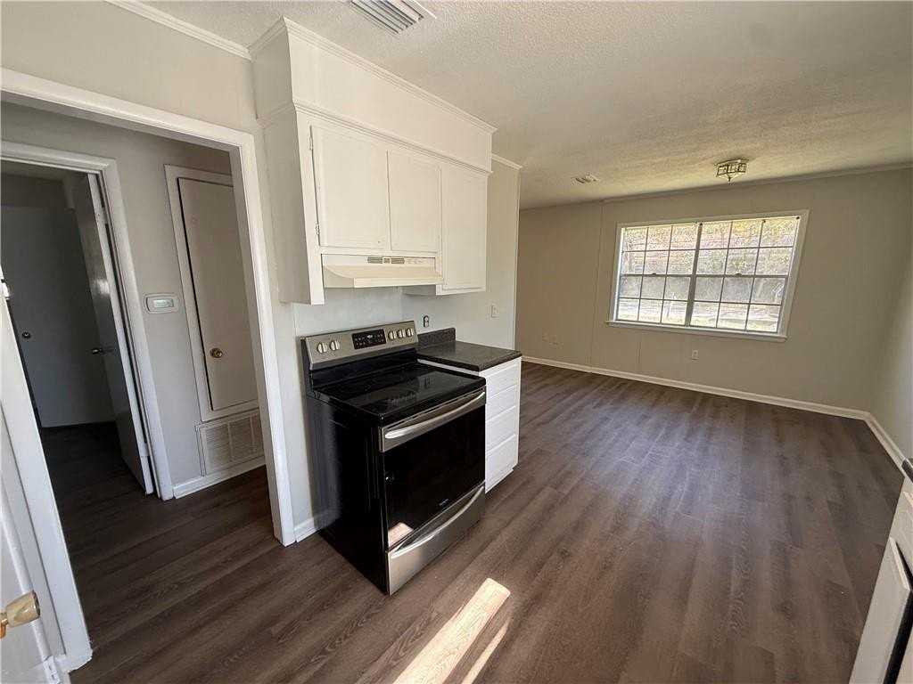 451 Erie St - Photo 6 of 10