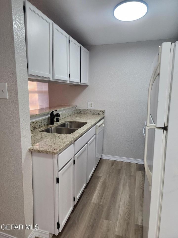 10017 Caribou Dr Unit B #B - Photo 3 of 8