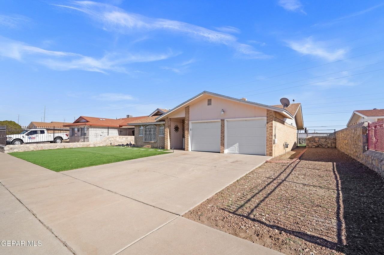 9304 W Osborne Rd - Photo 2 of 34