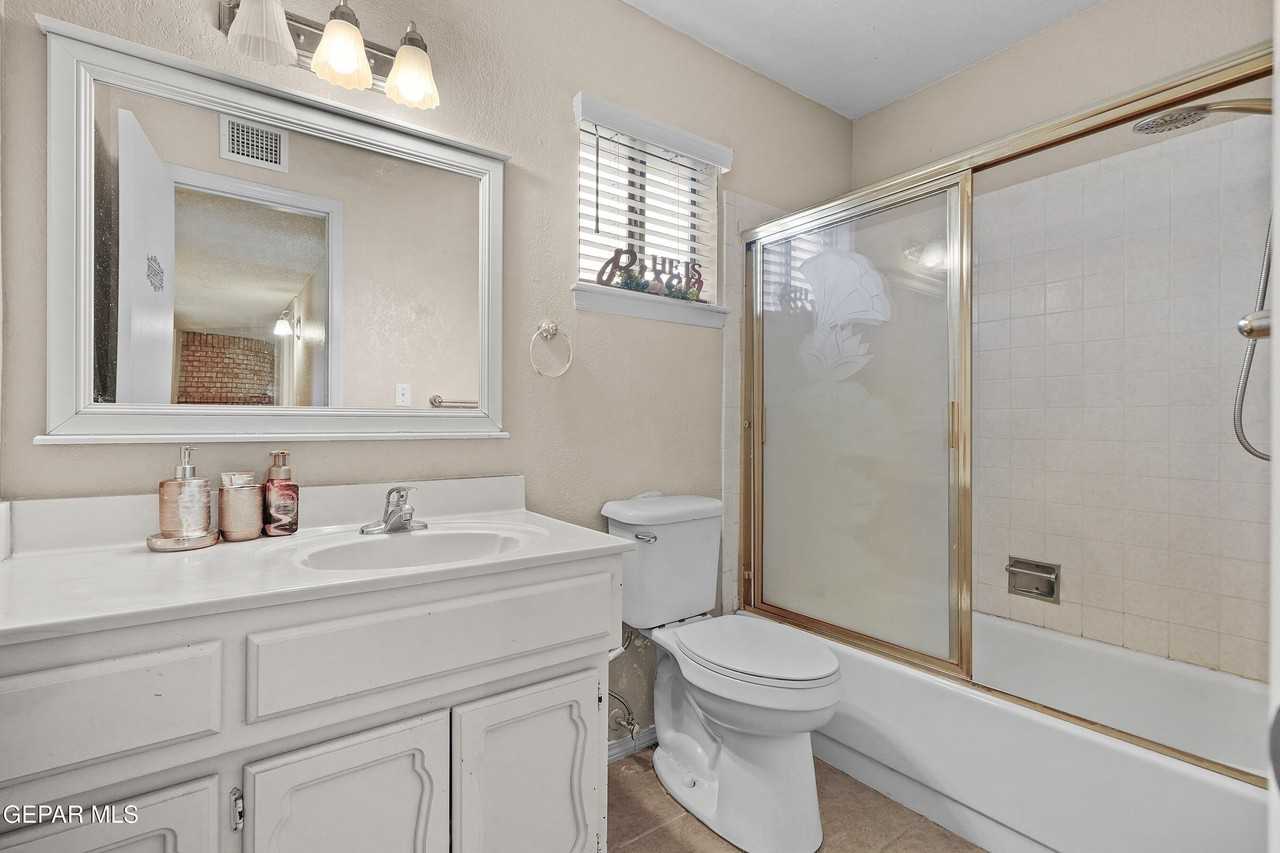 9304 W Osborne Rd - Photo 5 of 34