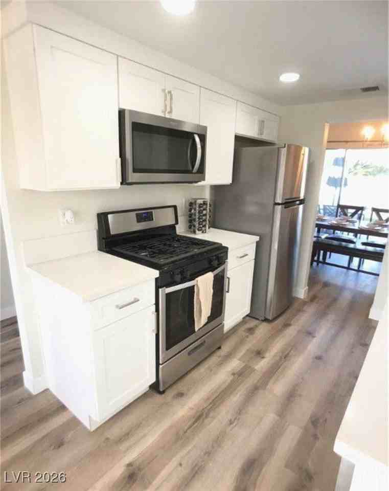 6348 Greyhawk Ave - Photo 4 of 21