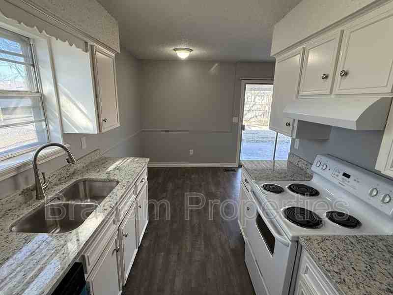 11807 E 38th St - Photo 5 of 14