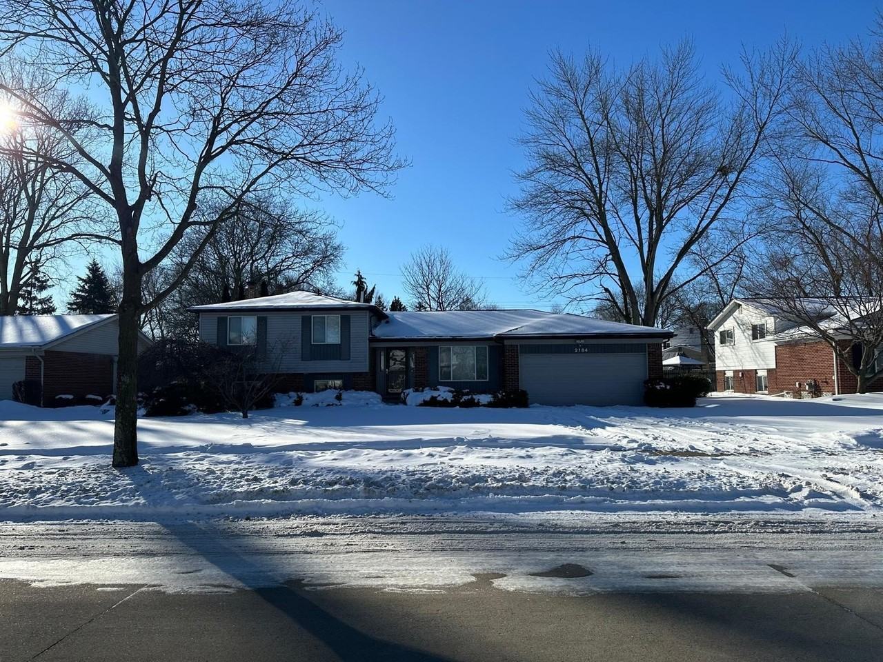 2184 Cumberland Dr - Photo 2 of 43