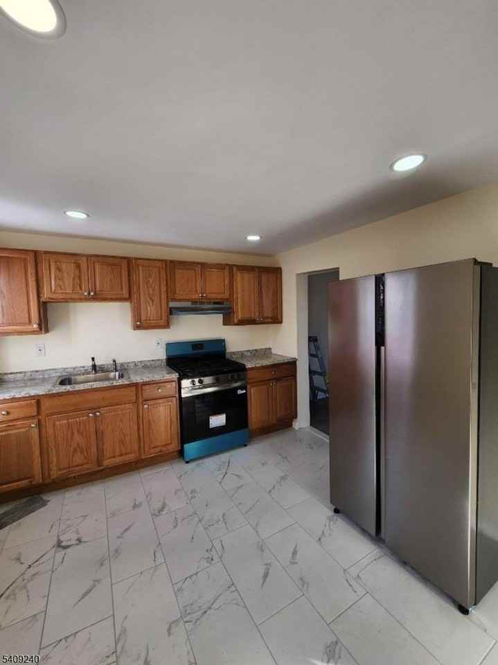 252 Montgomery St #2 - Photo 3 of 9