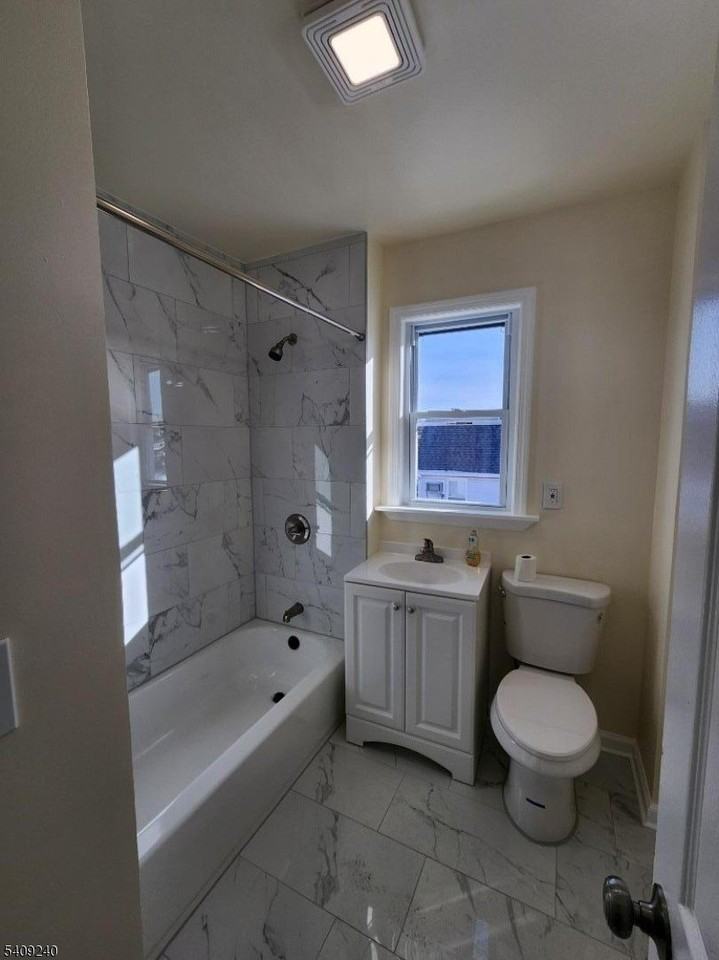 252 Montgomery St #2 - Photo 6 of 9