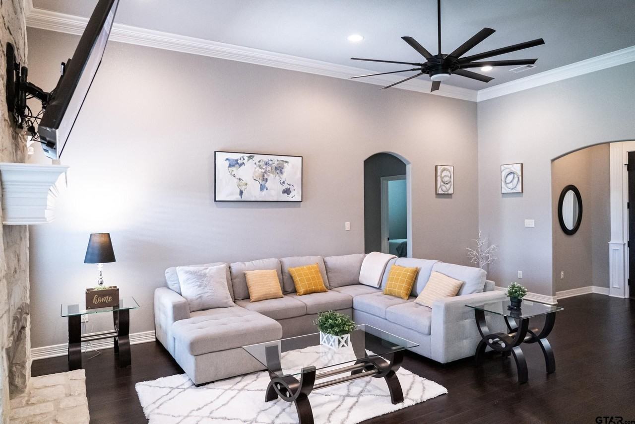 7352 Kingsport Ln - Photo 4 of 45