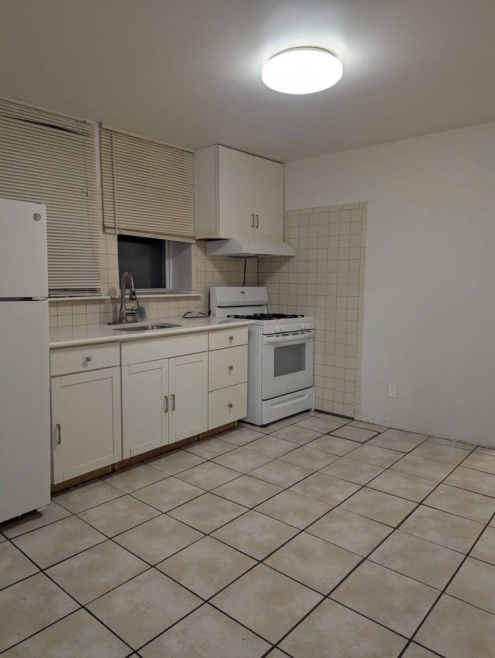 327 Danforth Ave #B1 - Photo 5 of 6