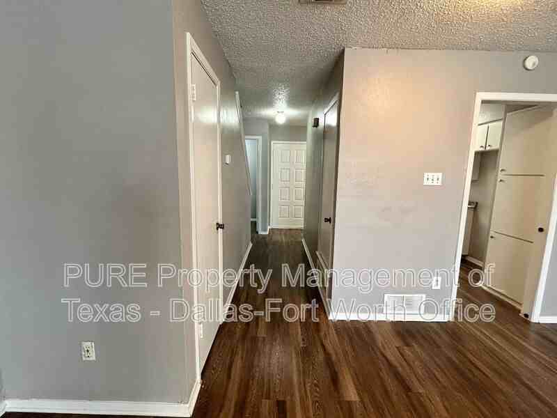 936 Southmoor Dr - Photo 4 of 17