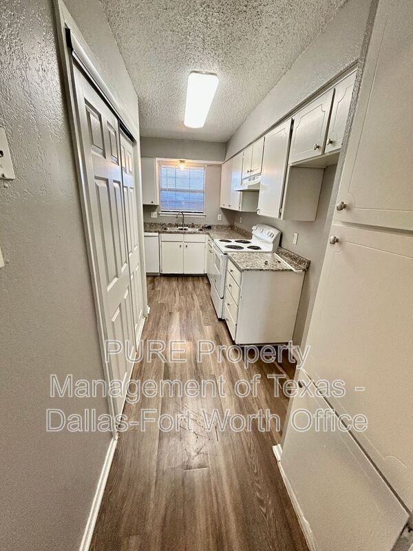 936 Southmoor Dr - Photo 5 of 17