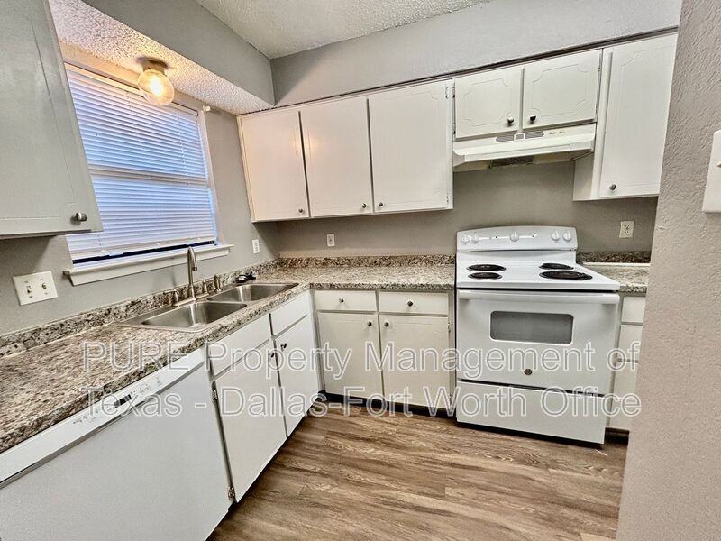 936 Southmoor Dr - Photo 6 of 17