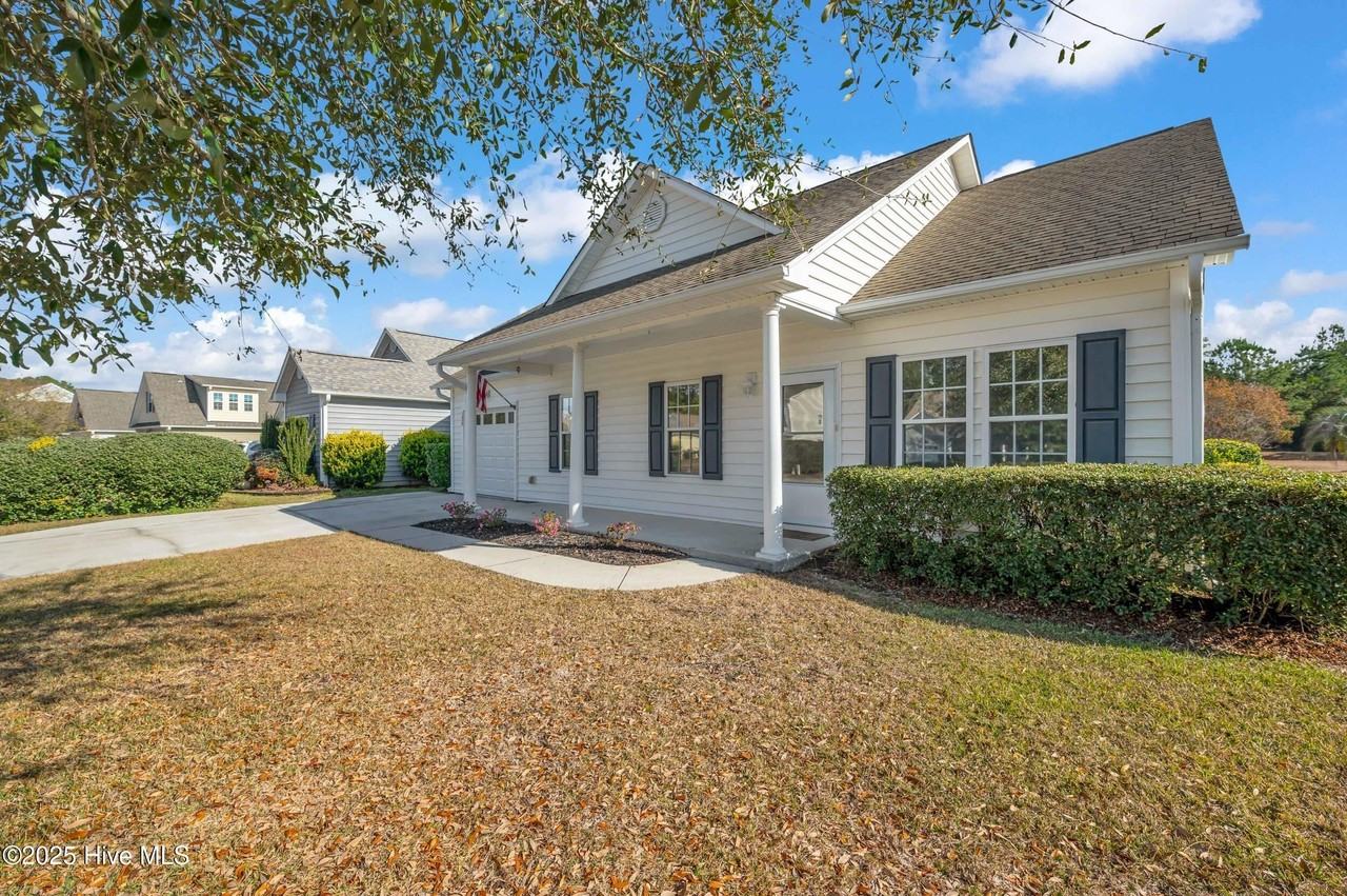 136 N Palm Dr - Photo 2 of 15