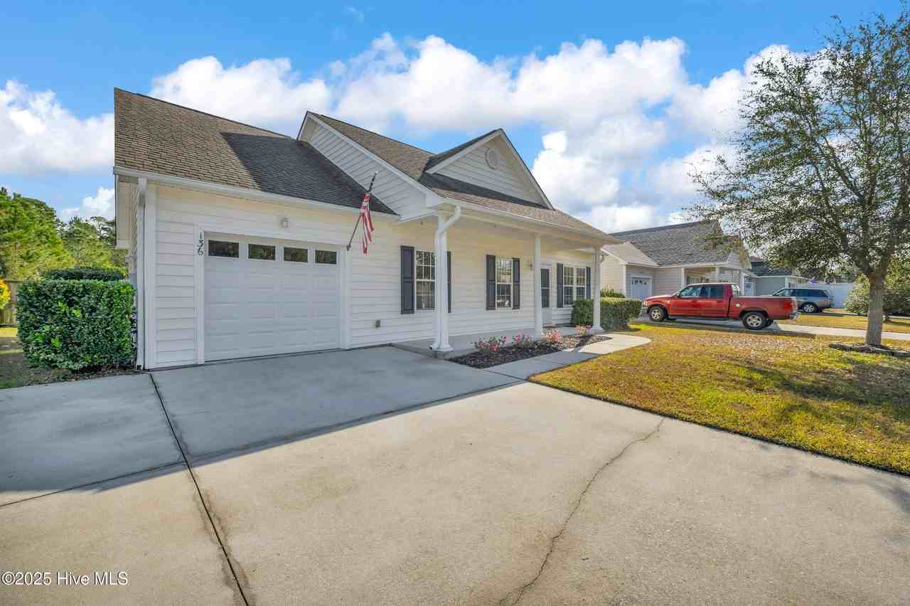 136 N Palm Dr - Photo 3 of 15