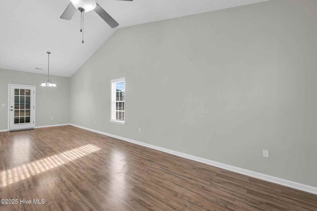 136 N Palm Dr - Photo 4 of 15