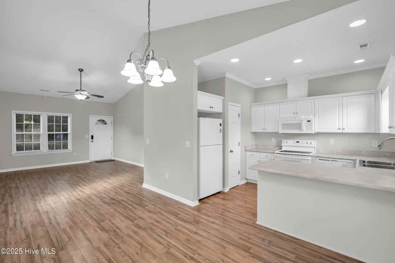 136 N Palm Dr - Photo 5 of 15