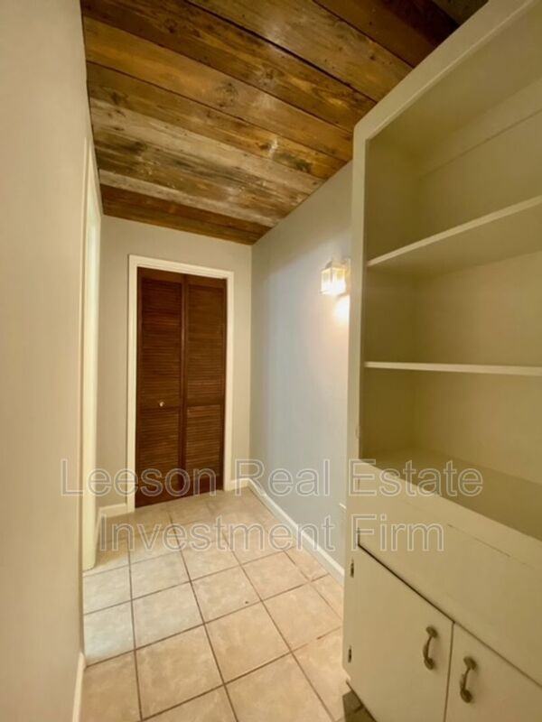 1101 College St - Photo 5 of 10