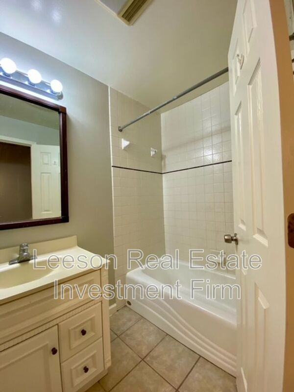 1101 College St - Photo 6 of 10