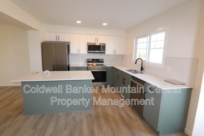 22825 84 Ave Nw - Photo 2 of 16