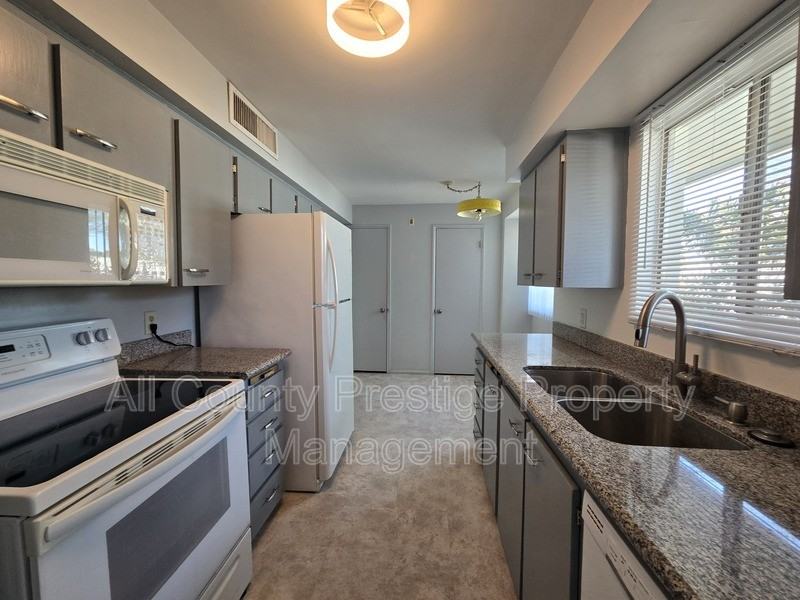 3308 E Camelback Rd - Photo 3 of 17