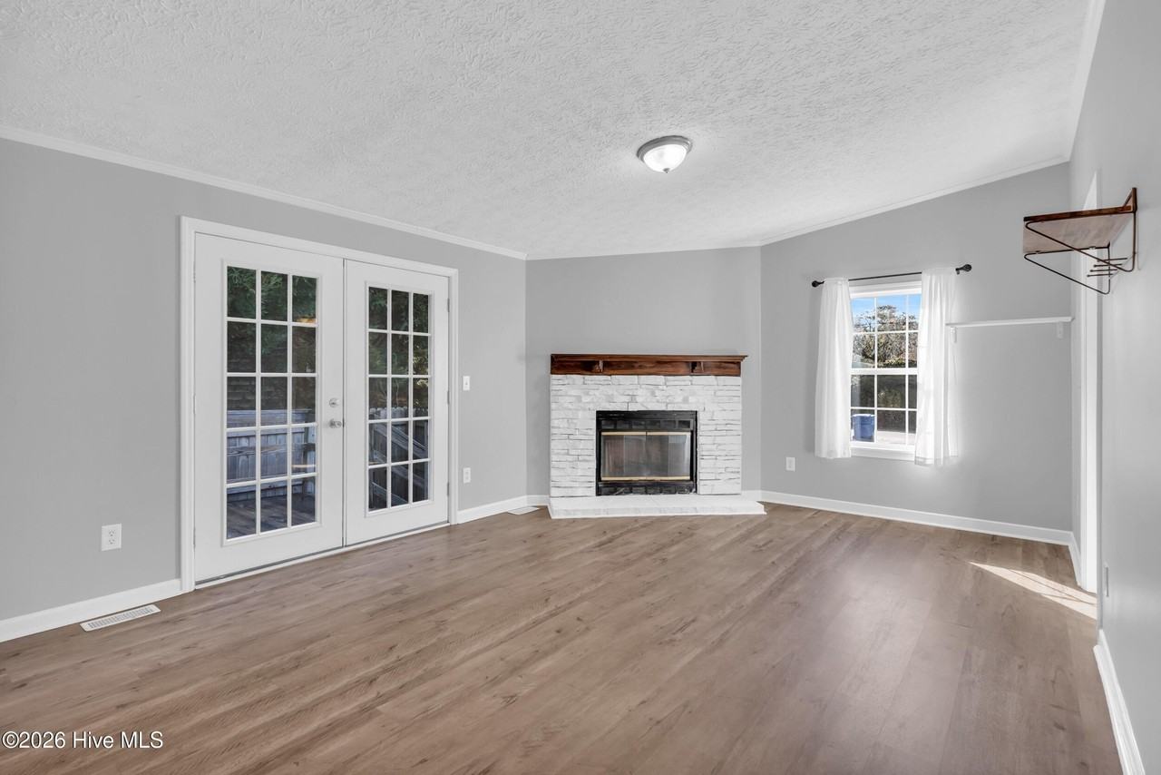 5029 Peachtree Ave - Photo 5 of 50