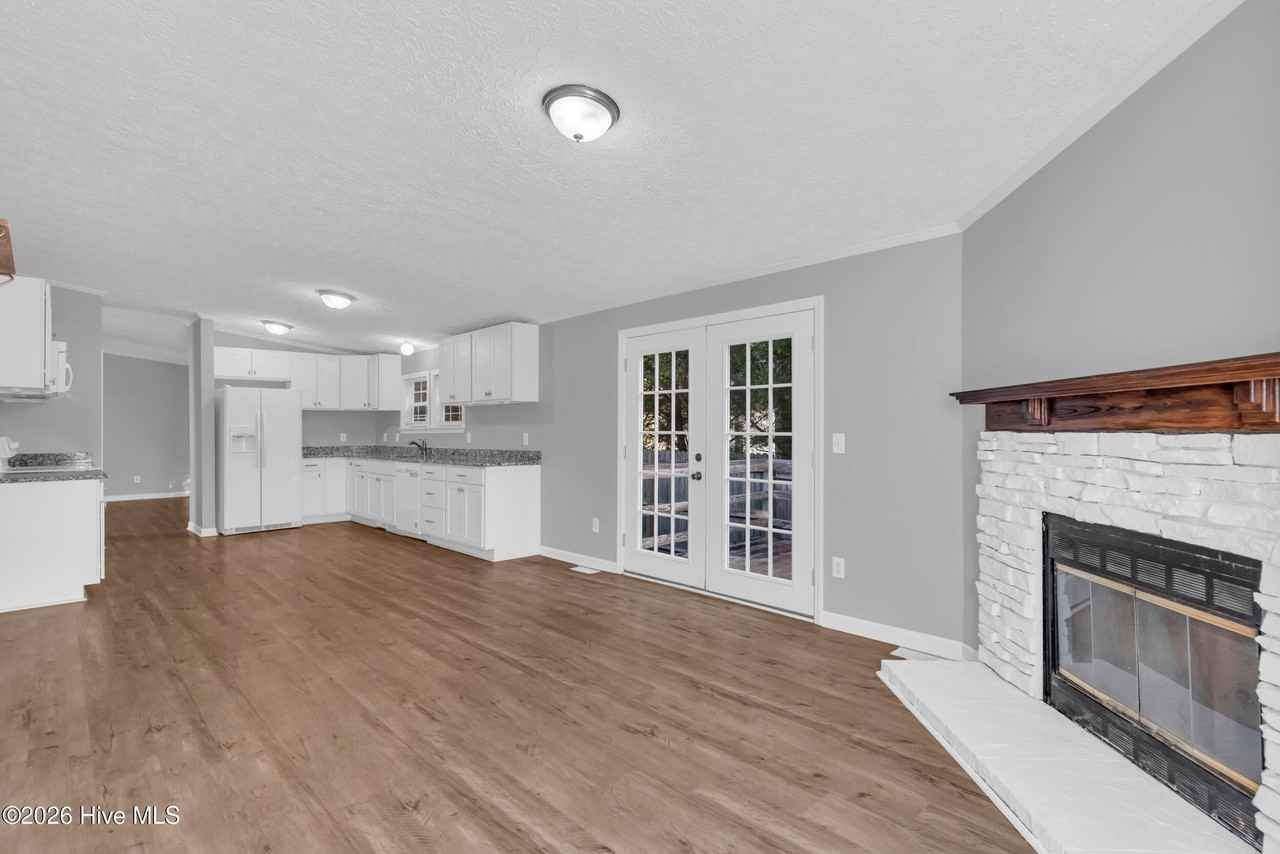 5029 Peachtree Ave - Photo 7 of 50