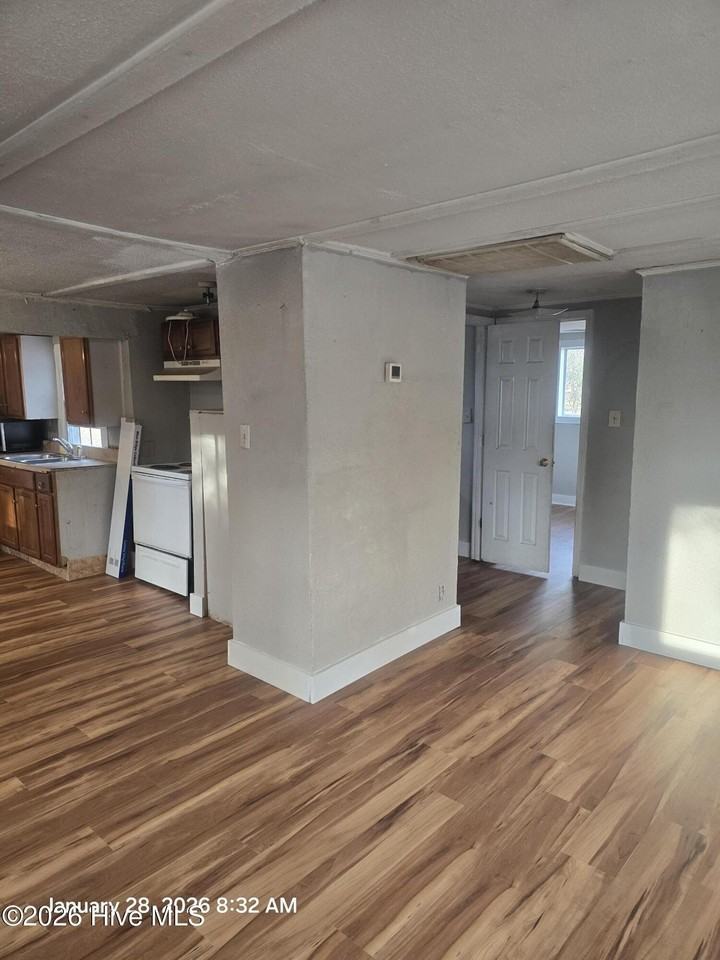 1120 Newsome St - Photo 3 of 7