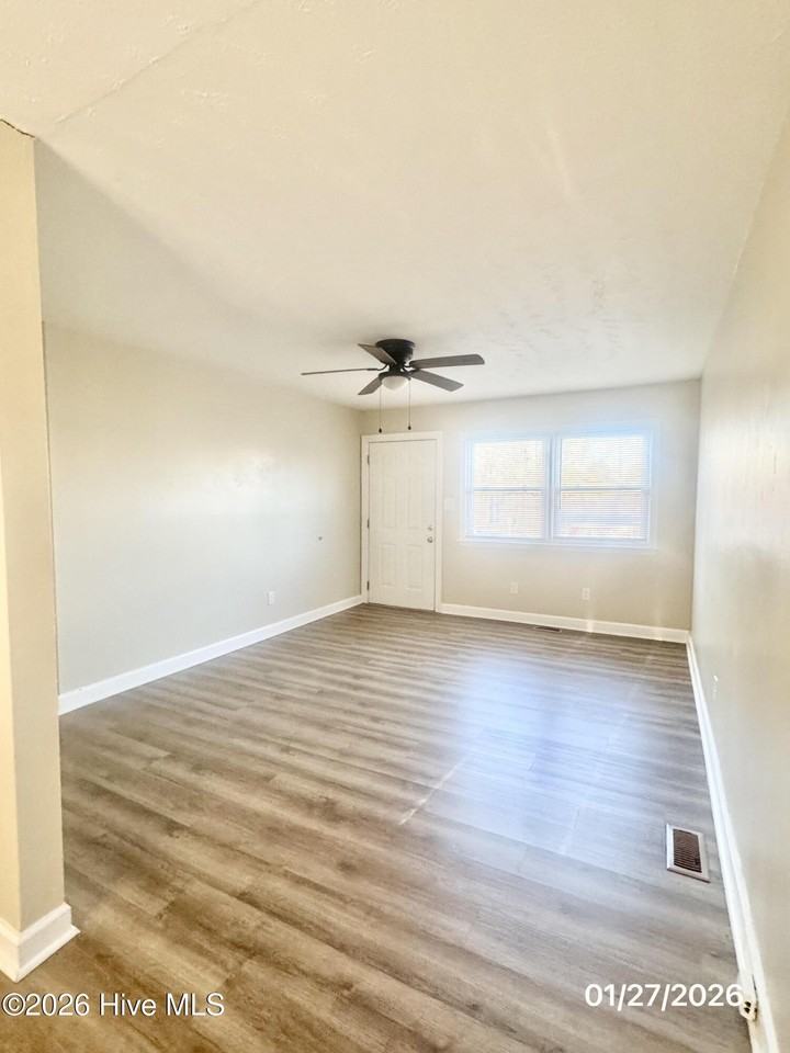 101 Queens Rd - Photo 3 of 20