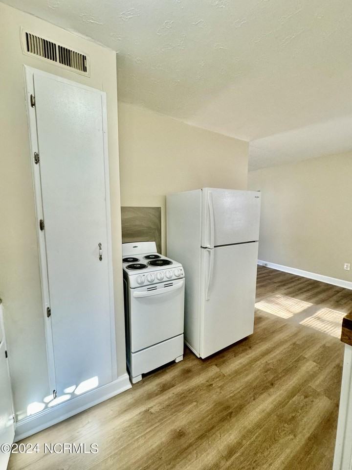 101 Queens Rd - Photo 6 of 20