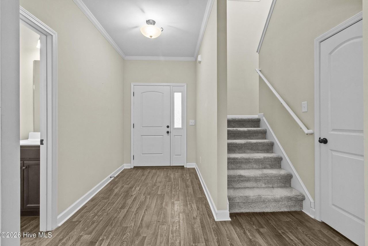 405 Crestmont Ct - Photo 3 of 36