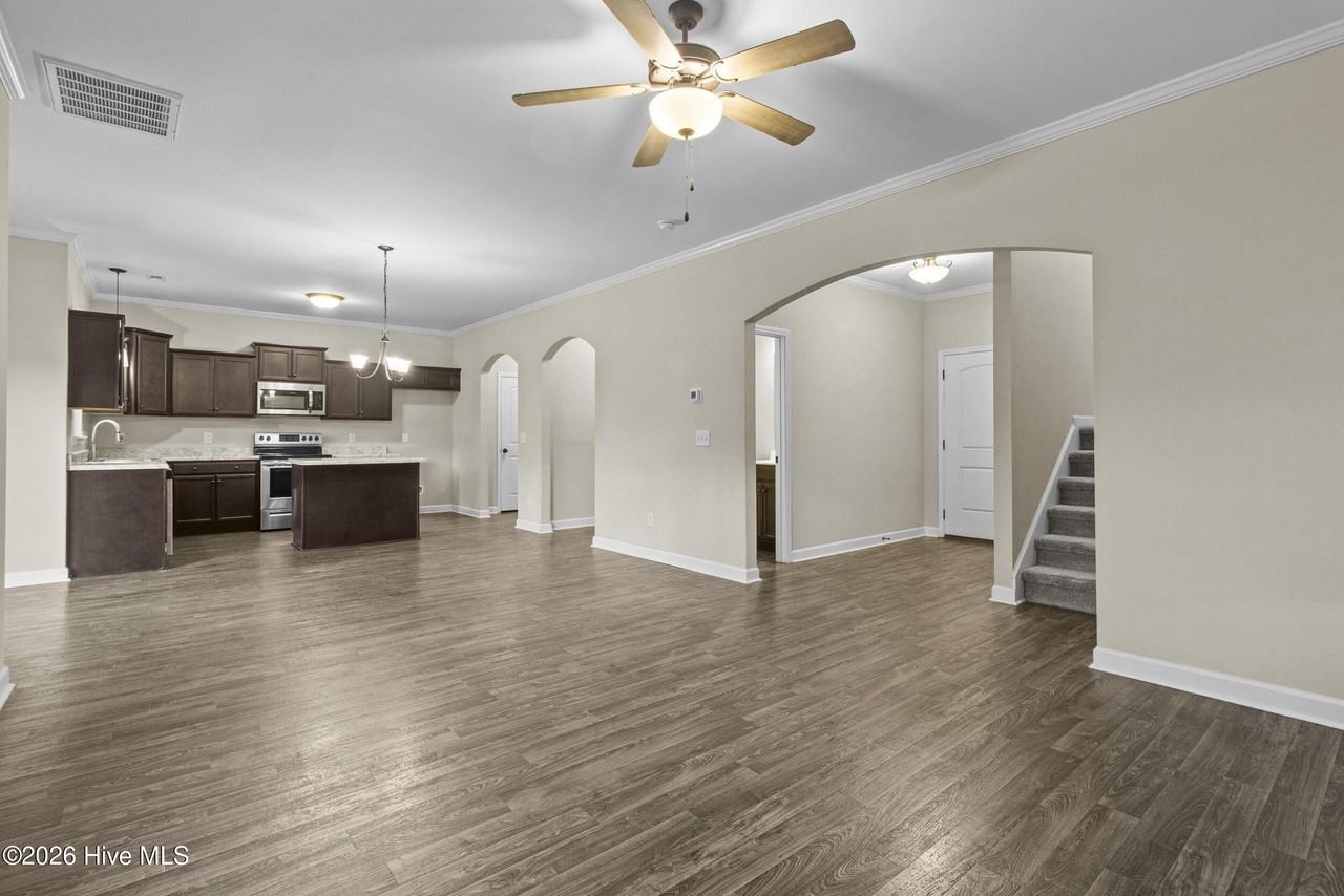 405 Crestmont Ct - Photo 7 of 36