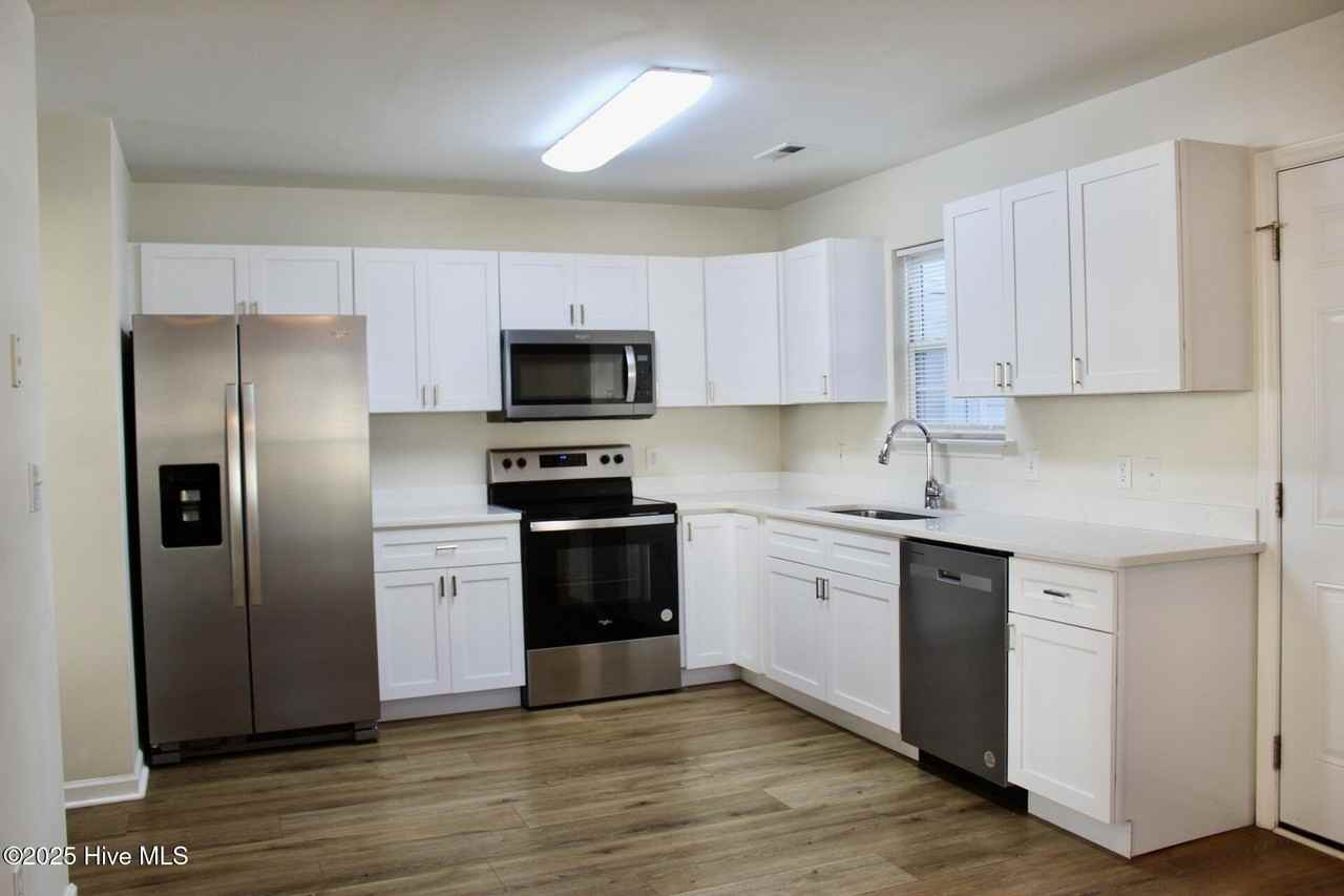 1504 Amhearst Ct - Photo 3 of 14