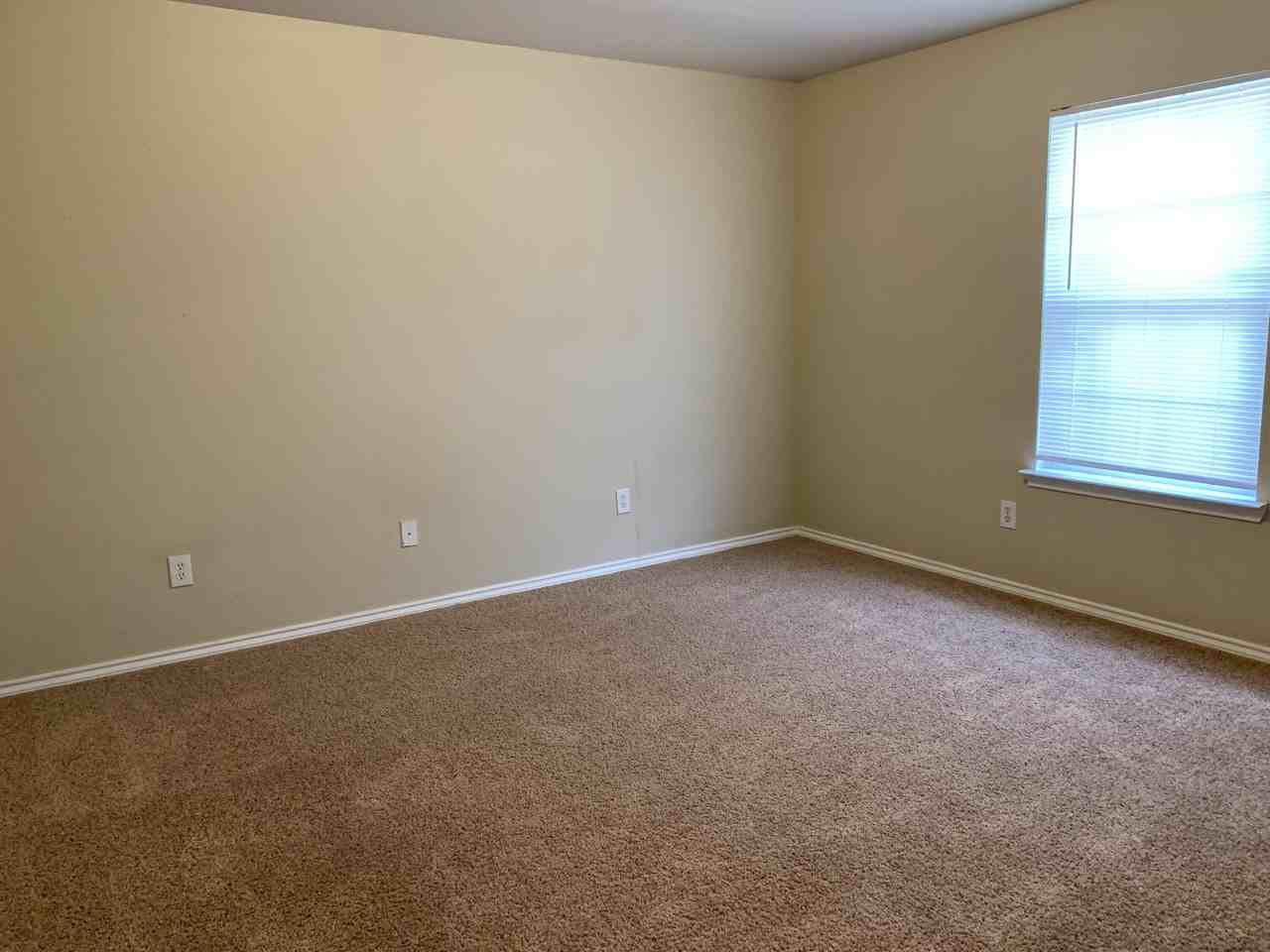 6717 89th St - Photo 4 of 10