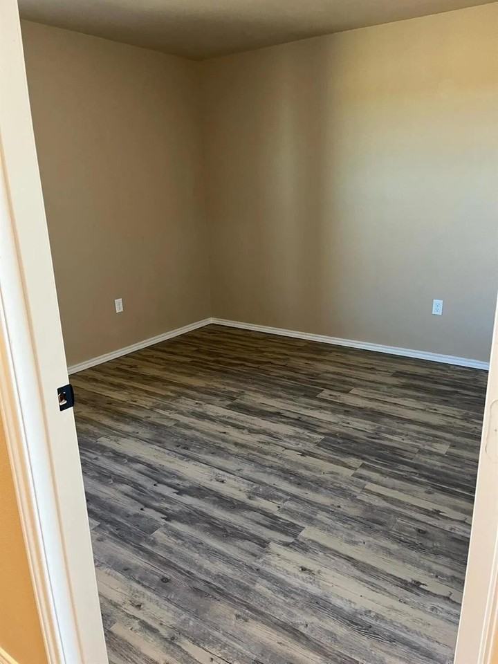 7433 4th St - Photo 4 of 5