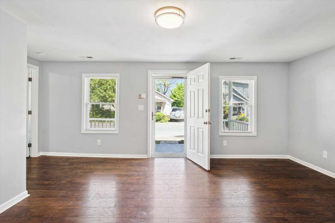 330 Richmond Ave - Photo 3 of 31