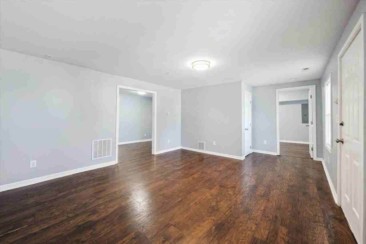 330 Richmond Ave - Photo 5 of 31