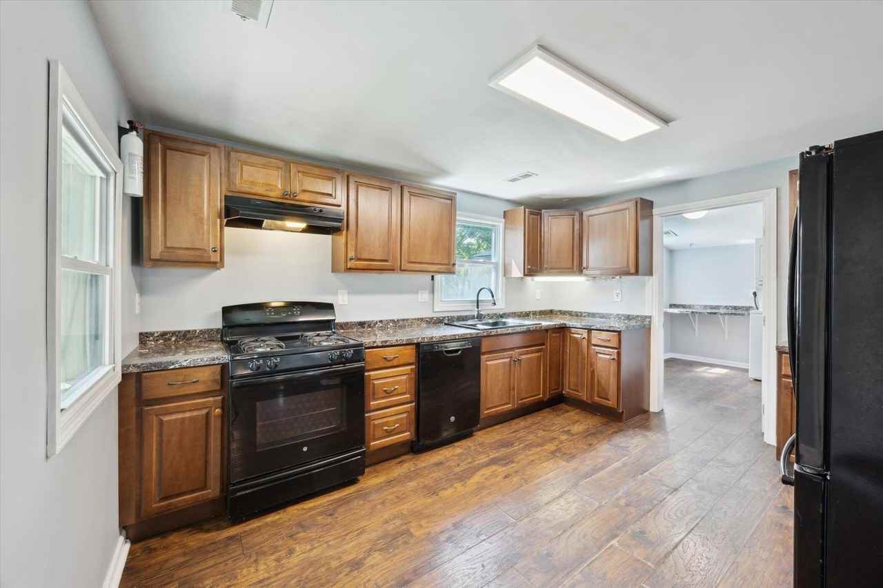 330 Richmond Ave - Photo 7 of 31