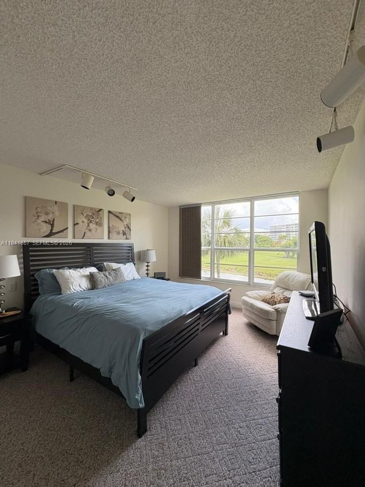 555 Oaks Ln #203 - Photo 4 of 13