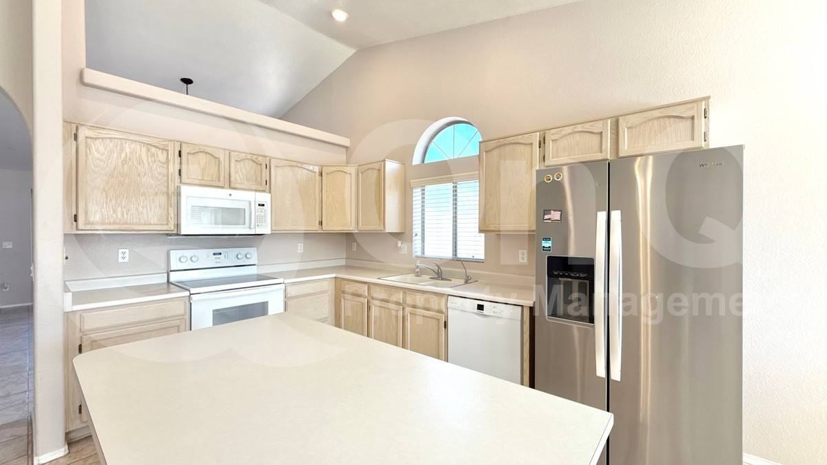 819 E Cindy St - Photo 4 of 10