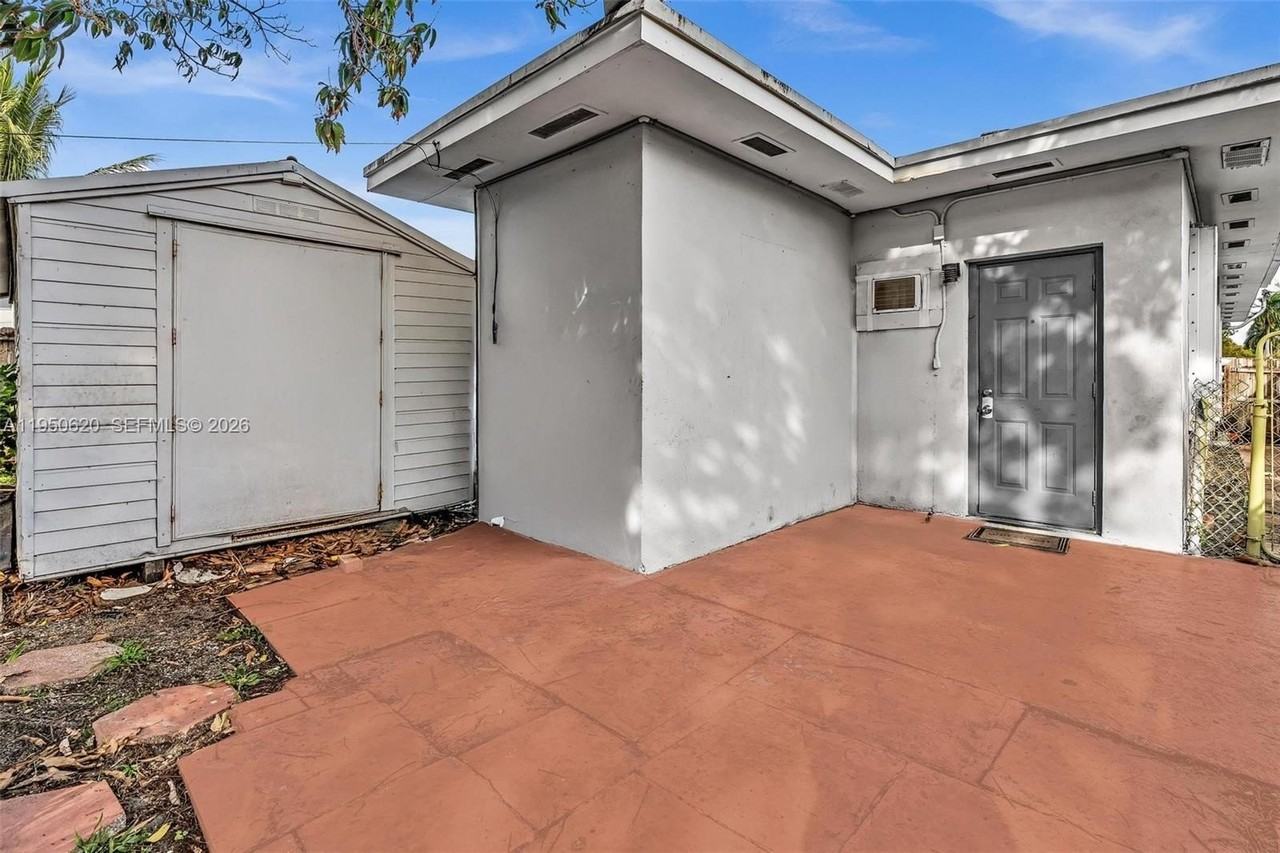 930 N 16th Ave #2 - Photo 2 of 6