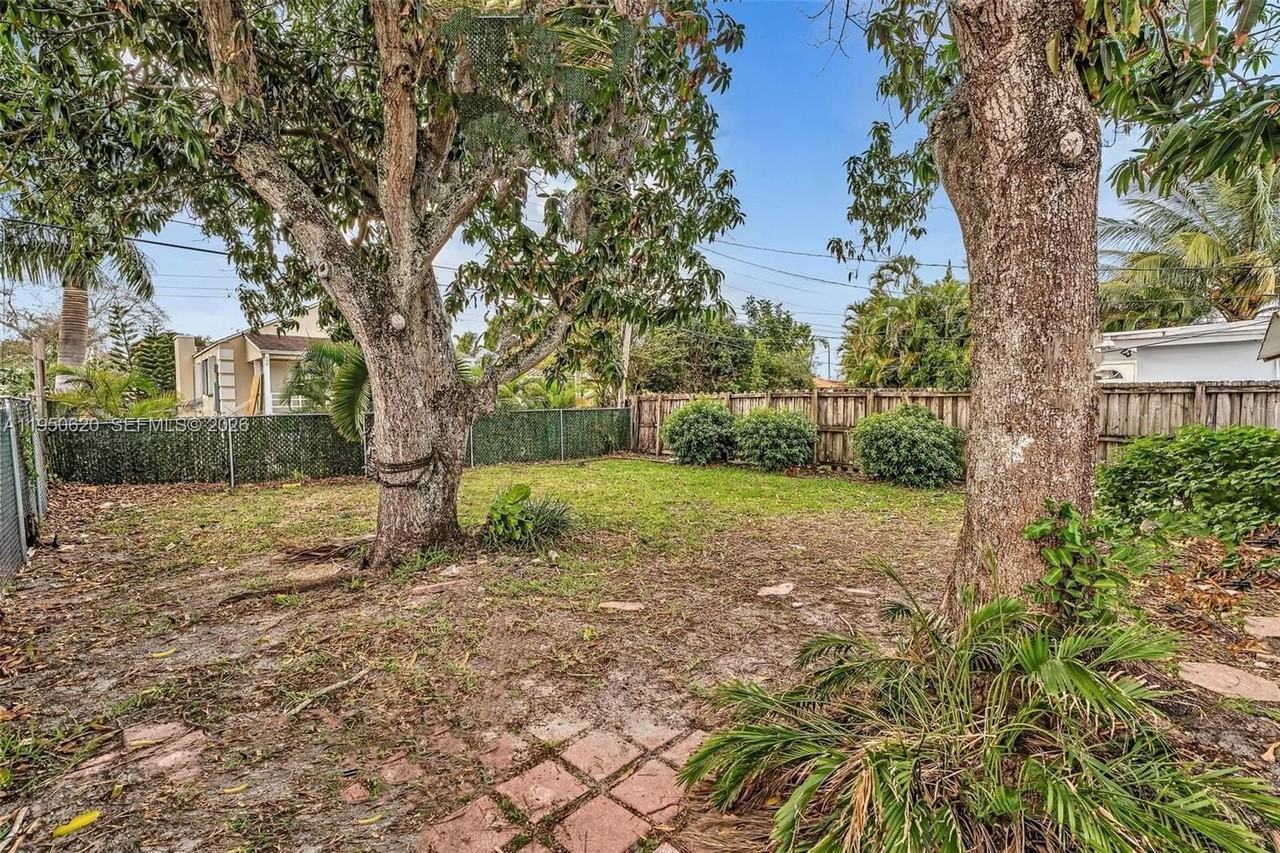 930 N 16th Ave #2 - Photo 3 of 6