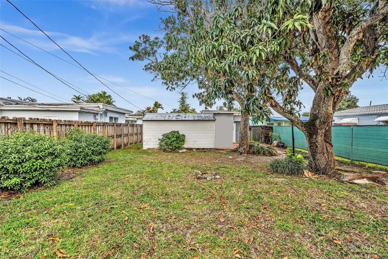 930 N 16th Ave #2 - Photo 4 of 6