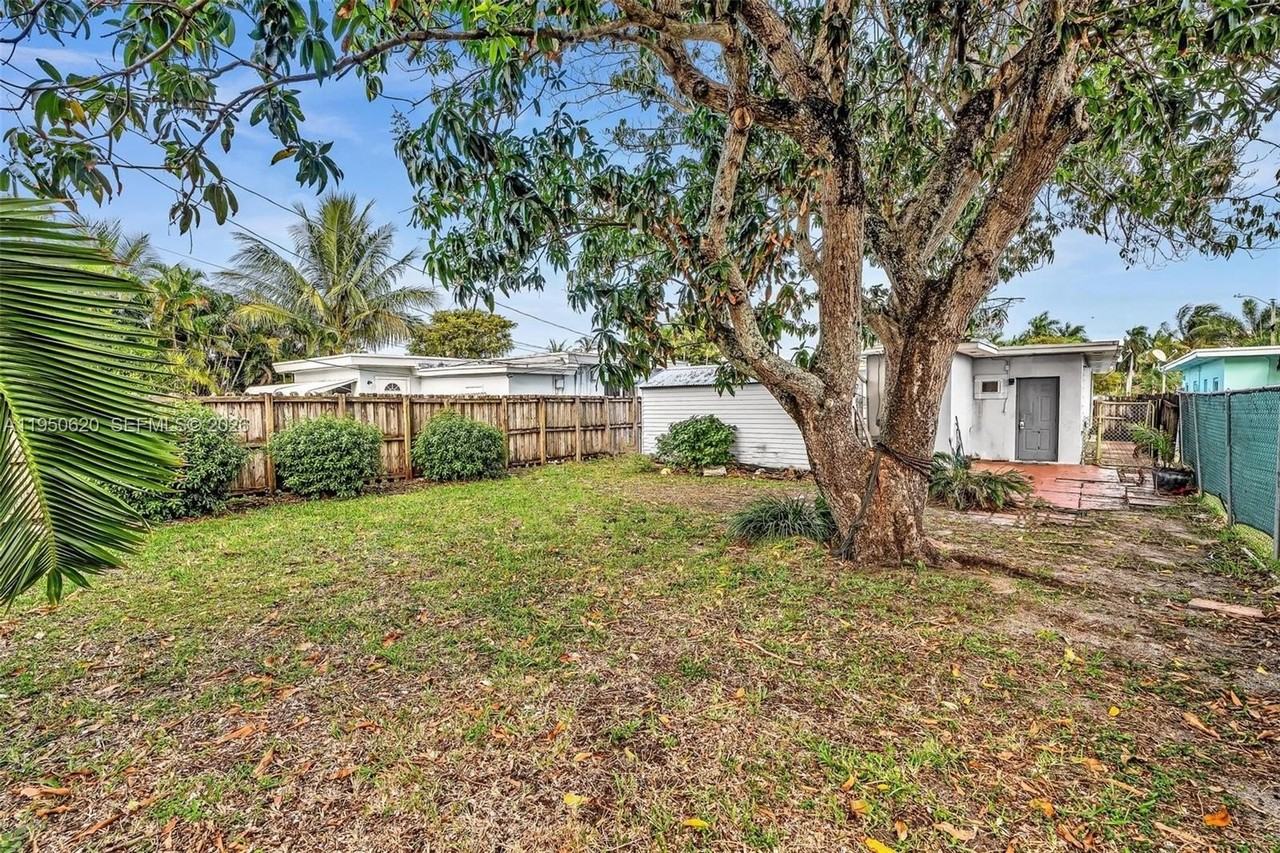 930 N 16th Ave #2 - Photo 5 of 6