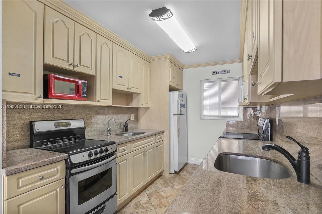 4141 Collins Ave #201 - Photo 7 of 34