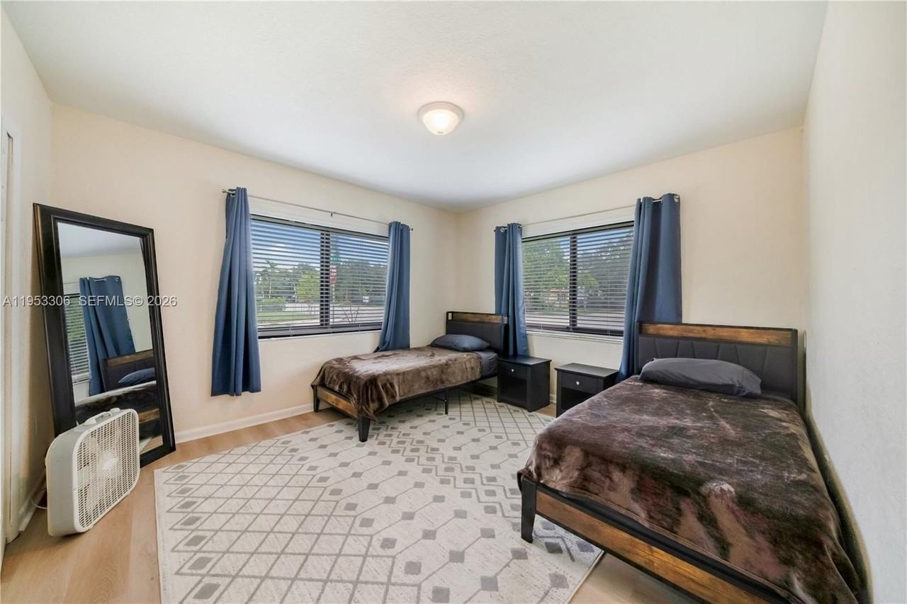 2 Nw 47th St #2 - Photo 4 of 12