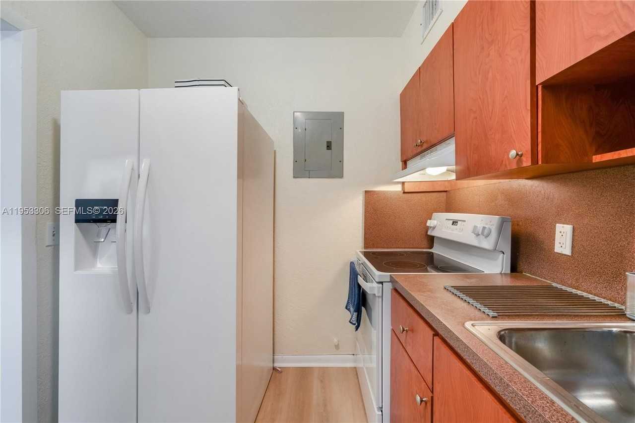 2 Nw 47th St #2 - Photo 5 of 12